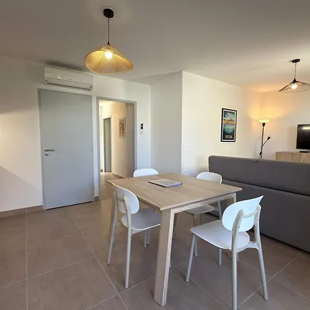 Διαμέρισμα T2 With Terrace & Pool 300m From The *